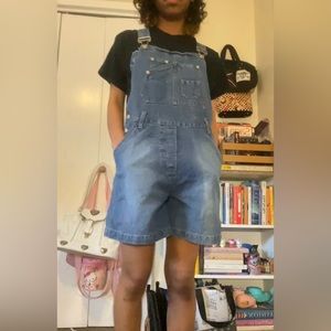 Cute lil overall shorts with 9 pockets, belt loops, and contrast stitching